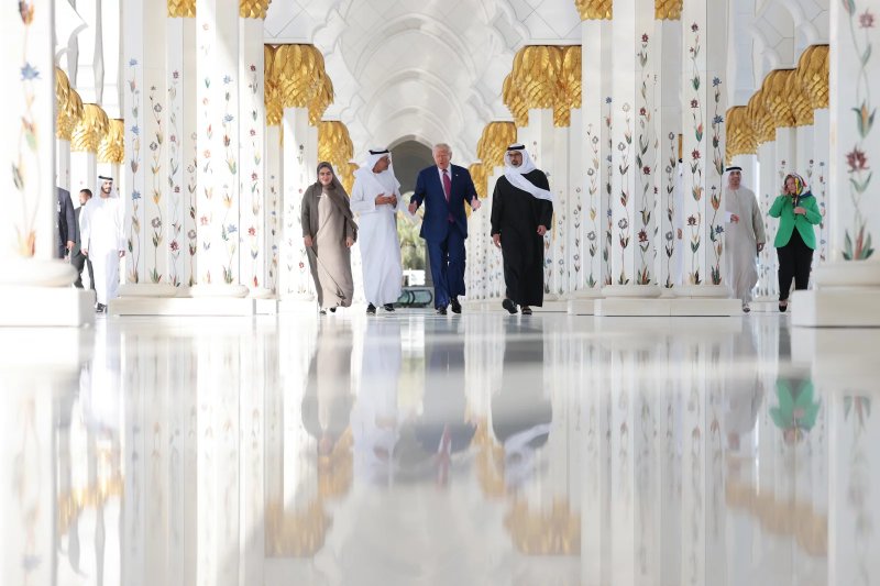 News about - In Abu Dhabi, Trump visits mosque for first time as president 