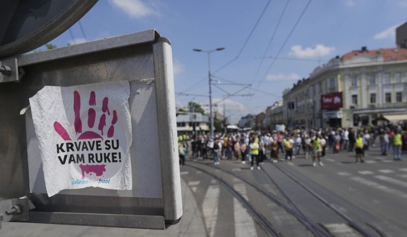 Anti-corruption protesters clash with Serbian police 