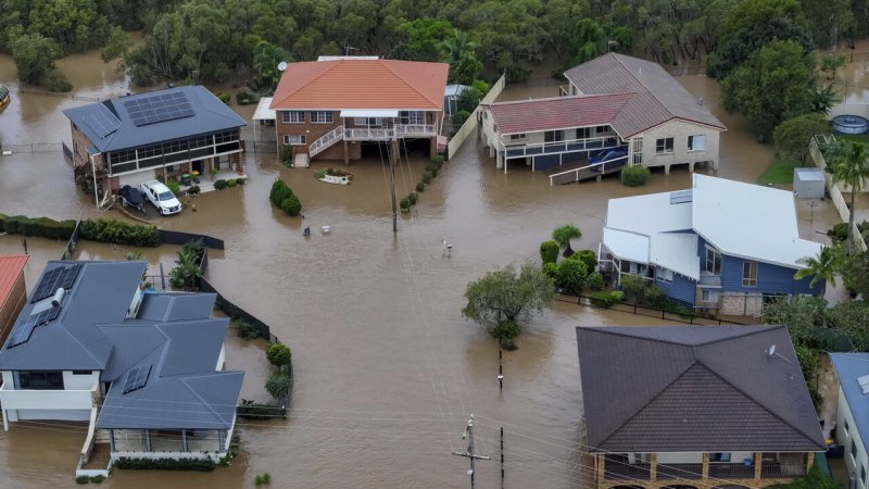 Floods leave one dead, thousands stranded in eastern Australia  -VIDEO 