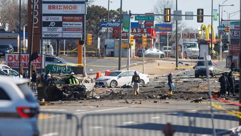 Plane crashes in San Diego neighborhood, ignites homes and cars 