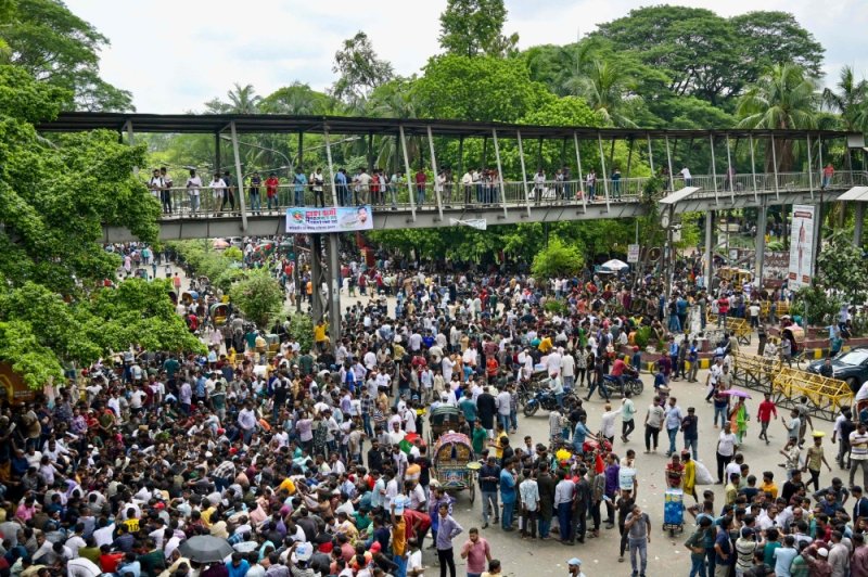 Bangladesh leader threatens resignation amid political unrest 