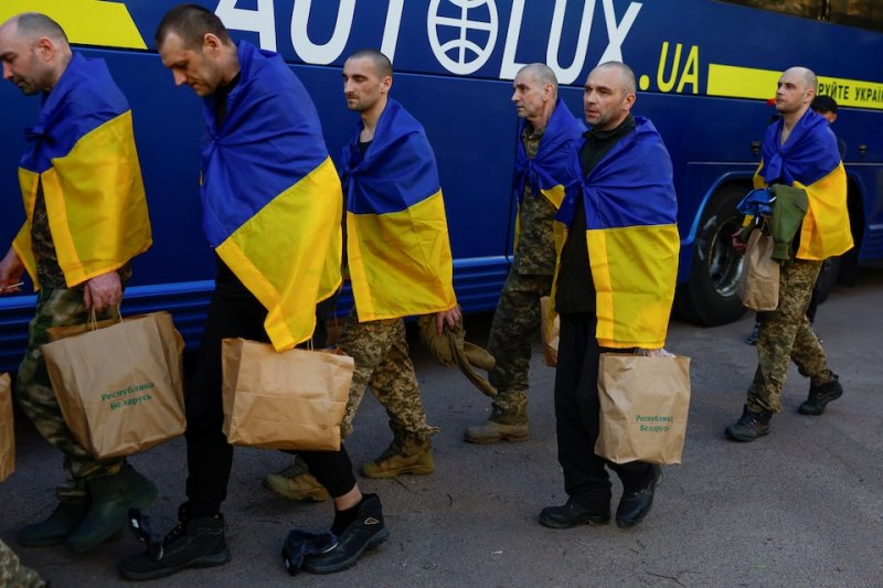 Russia and Ukraine exchange 307 soldiers on second day of POW swap 