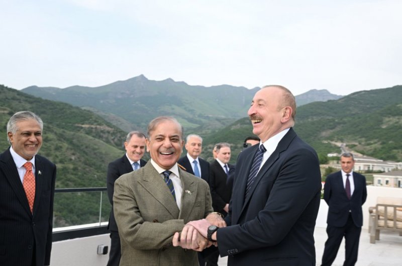 President Aliyev holds expanded meeting with Pakistan’s Prime Minister 
