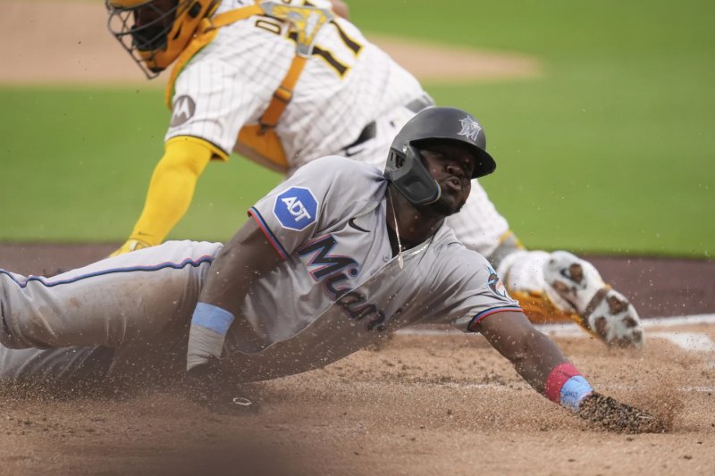 MLB: Ronny Simon’s defensive mistakes key in Marlins’ 8-6 loss to Padres