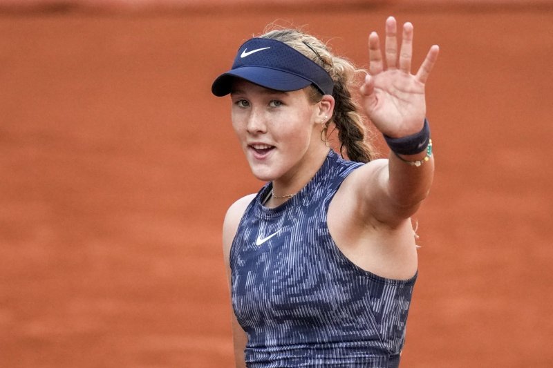 Andreeva rallies past Krueger to reach Roland Garros third round