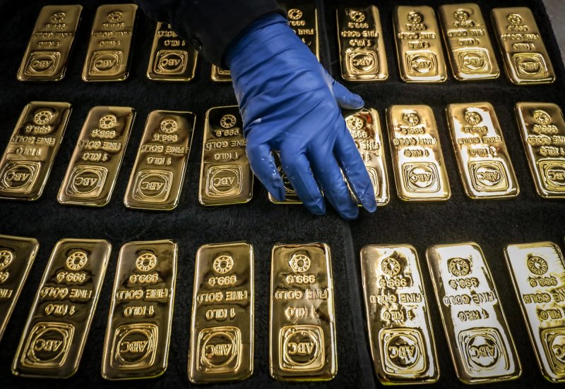 Gold set for weekly loss amid inflation concerns