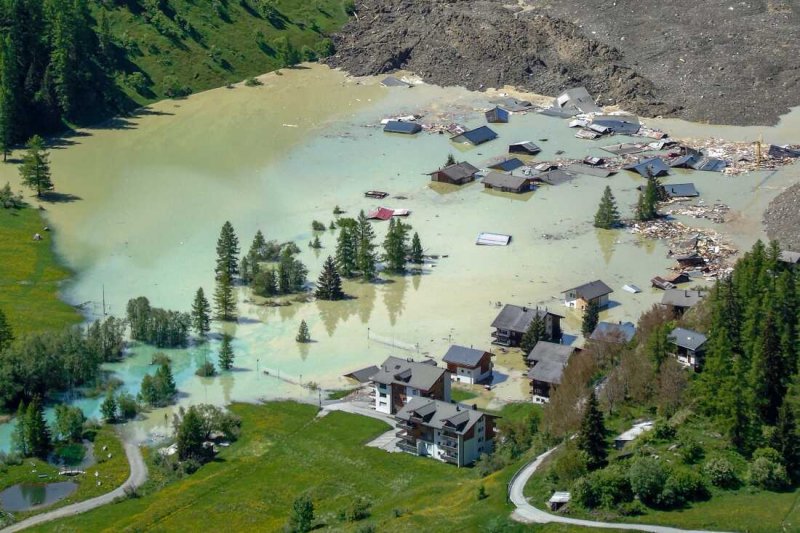 Swiss valley faces flood threat after village buried by glacier collapse  -VIDEO 