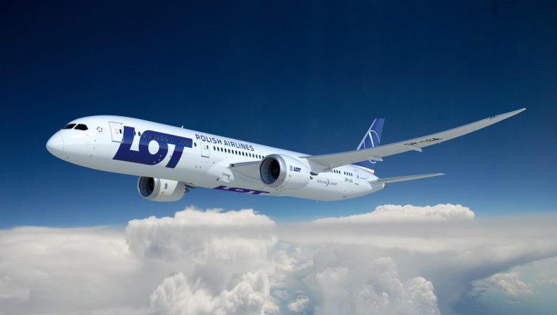 LOT Airlines plane makes emergency return to Baku