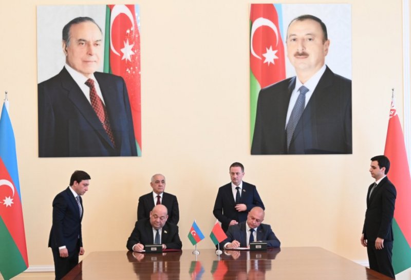 Azerbaijan, Belarus ink memorandum on development of co-op in tractor equipment supply