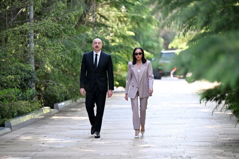 News about - Azerbaijani president and first lady visit tomb of National Leader Heydar Aliyev