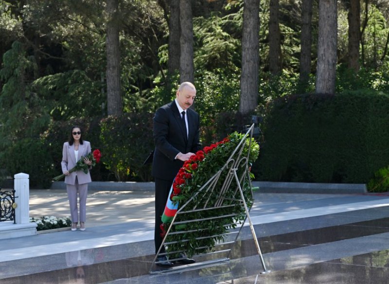 Azerbaijani president and first lady visit tomb of National Leader Heydar Aliyev