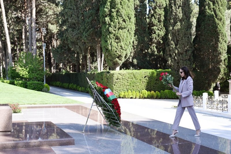 News about - Azerbaijani president and first lady visit tomb of National Leader Heydar Aliyev