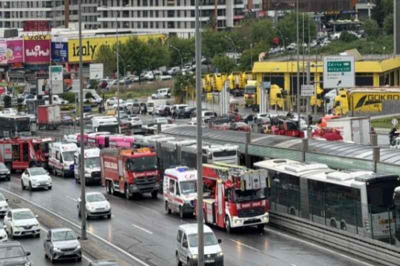 1 killed, 22 injured in metrobus collision in Istanbul 
