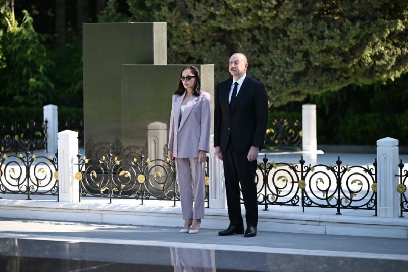 News about - Azerbaijani president and first lady visit tomb of National Leader Heydar Aliyev