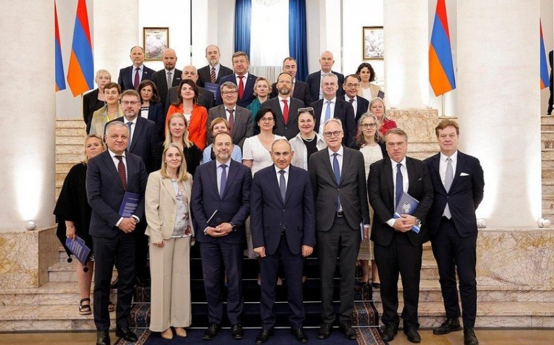 Pashinyan discusses Armenia-Azerbaijan peace process with EU envoys 