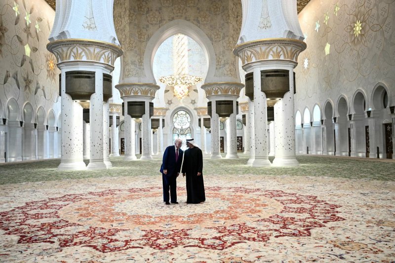 News about - In Abu Dhabi, Trump visits mosque for first time as president 