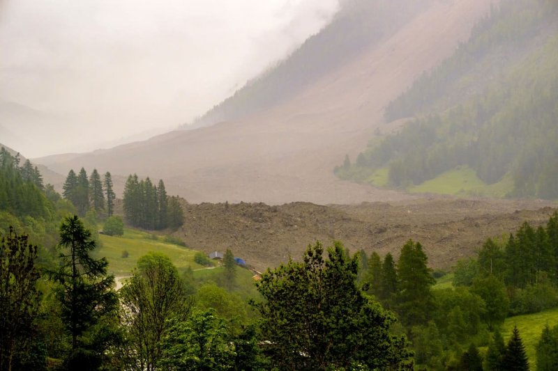 Glacier collapse ravages Swiss village, one missing  -VIDEO 