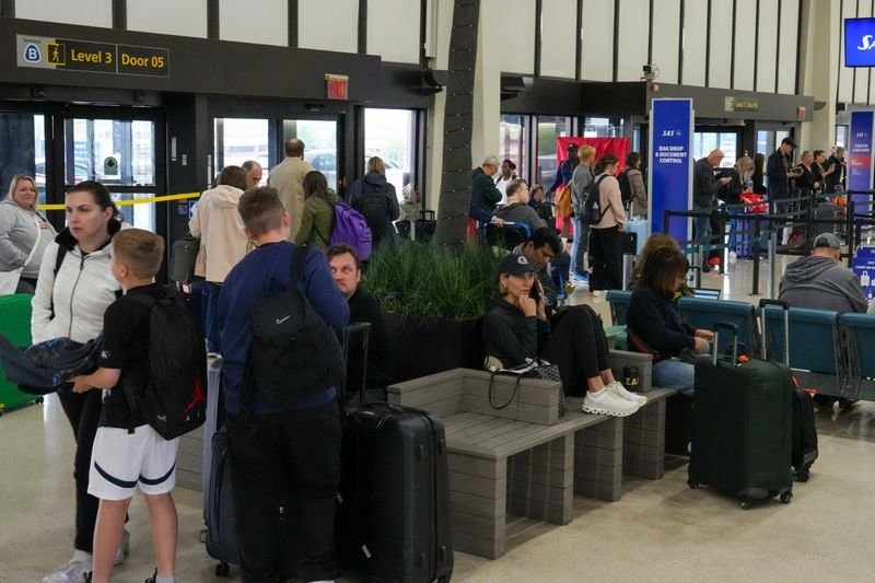 Newark’s airport chaos frustrates carriers, worries travelers 
