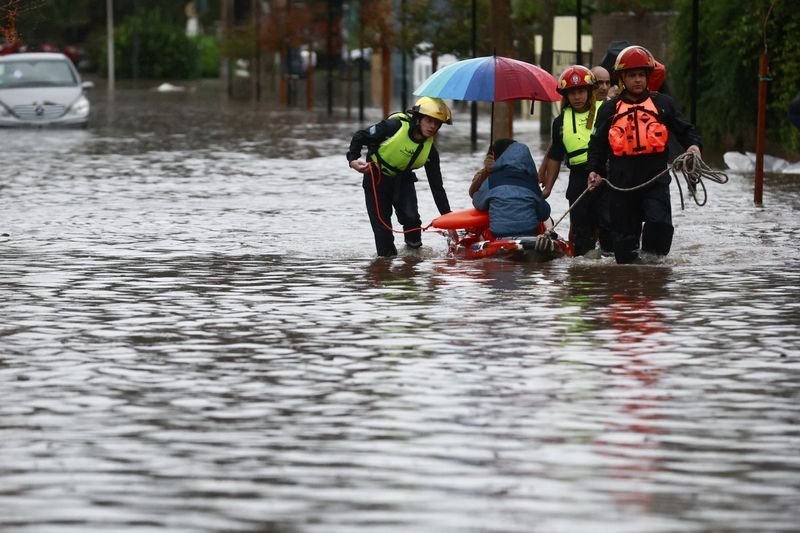 Severe floods hit Argentina farm region, thousands evacuate 