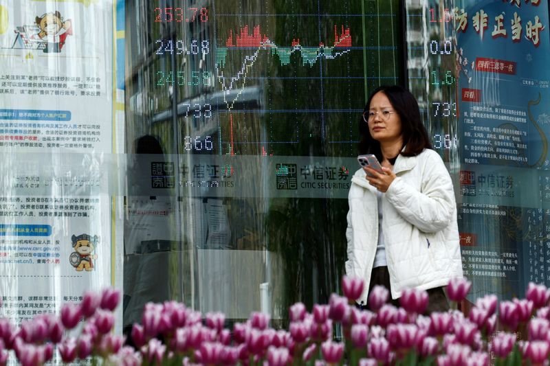 World stocks inch higher, Japanese super-long bond prices tumble 