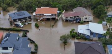 Floods leave one dead, thousands stranded in eastern Australia  -VIDEO 