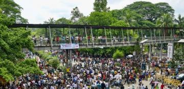 Bangladesh leader threatens resignation amid political unrest 