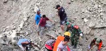 Indonesia quarry collapse death toll hits 17 as search continues 