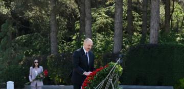 Azerbaijani president and first lady visit tomb of National Leader Heydar Aliyev