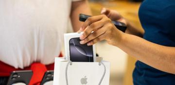 Apple mulls raising iPhone prices for fall lineup: WSJ 