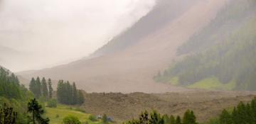 Glacier collapse ravages Swiss village, one missing  -VIDEO 