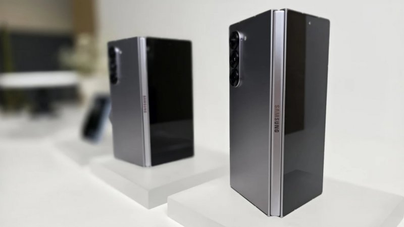 Samsung aims to catch up to Chinese rivals for thin foldable phones as Apple said to enter the fray