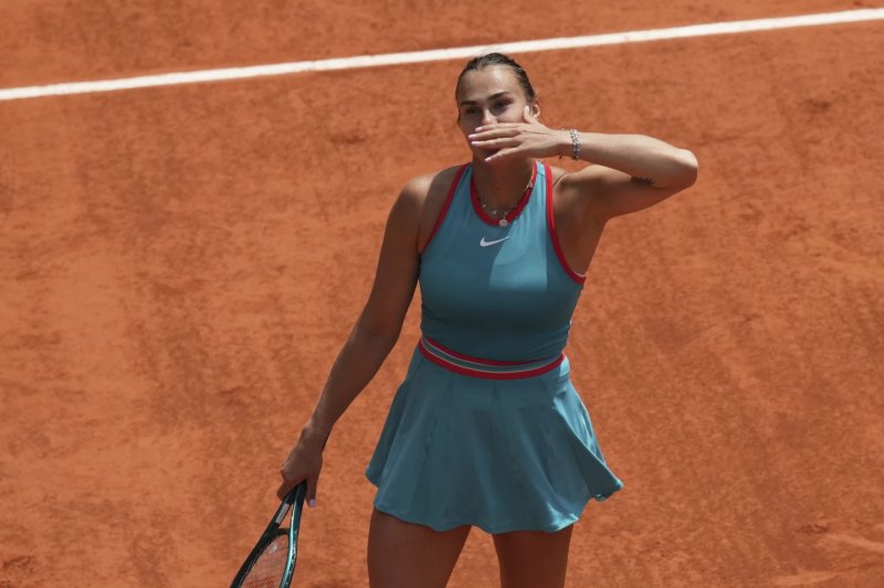 Aryna Sabalenka beats Zheng Qinwen to reach French Open semis