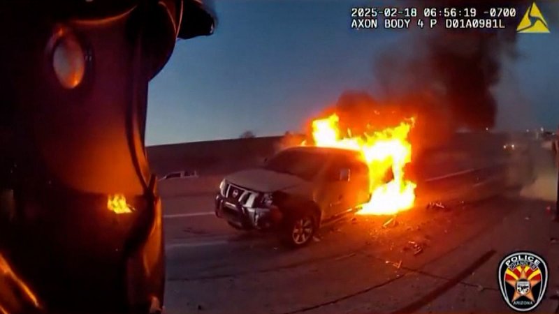 Police rescue 68-year-old woman from burning car on New York highway -  VIDEO 