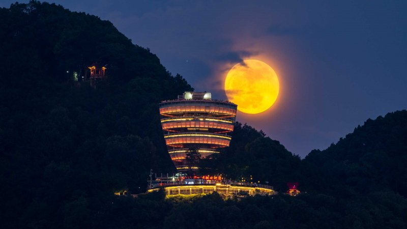  In Photos:  Strawberry Moon lights up the sky