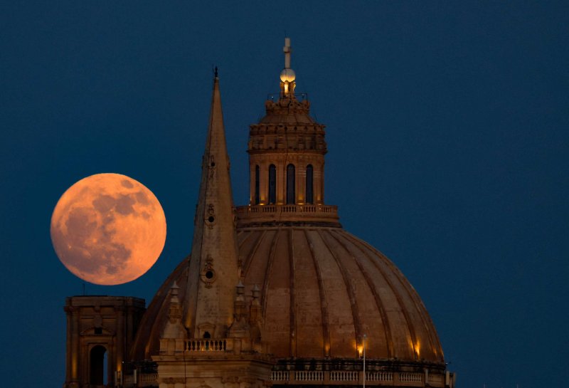 News about -  In Photos:  Strawberry Moon lights up the sky