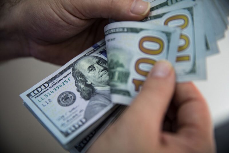 US dollar slides to new 2025 low amid renewed US tariff concerns