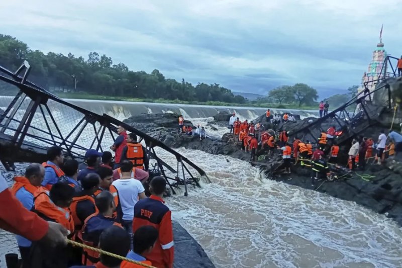 Bridge collapse in India kills 2, injures dozens 