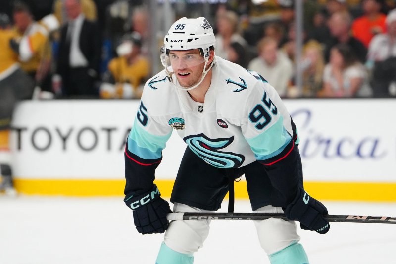 Blackhawks acquire Andre Burakovsky from Kraken