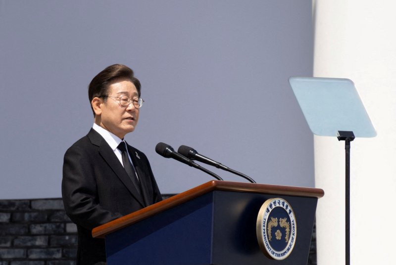 President Lee appoints South Korea's first civilian defense minister in 64 years 