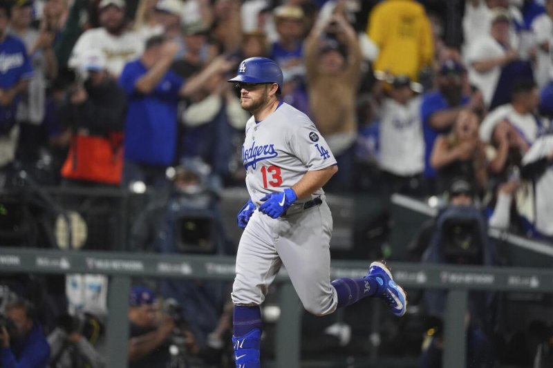 Dodgers power past Rockies with Muncy’s grand slam
