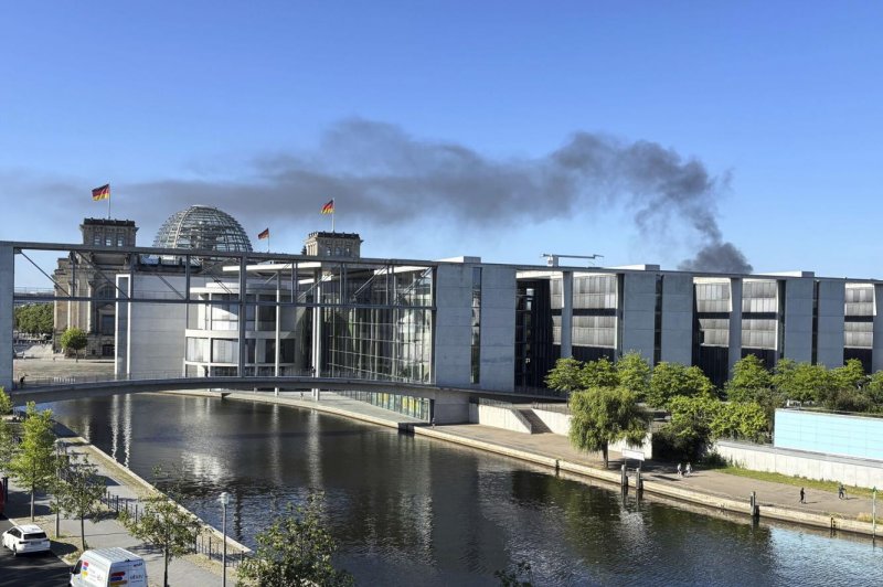 Fire erupts at Berlin high-rise under construction