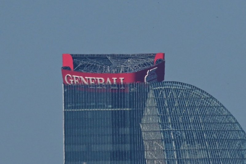 Generali sign atop insurer’s Milan skyscraper collapses –  VIDEO 