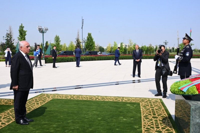 Azerbaijan’s premier visits Independence Monument in Tashkent