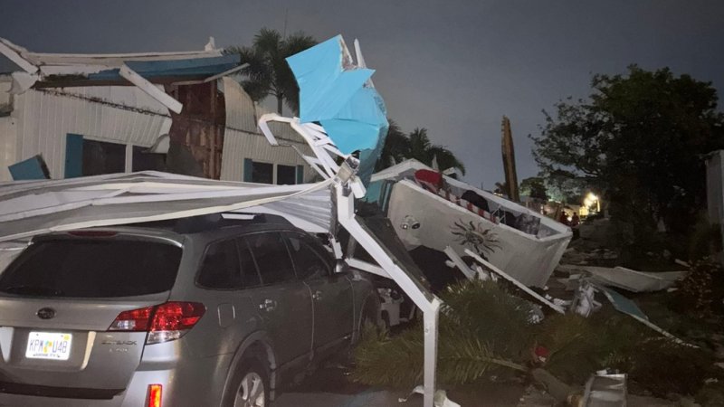 Tornado strikes Florida’s Gulf Coast, damaging dozens of homes  -VIDEO 