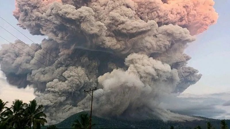 Indonesia issues highest alert as volcano erupts - PHOTO