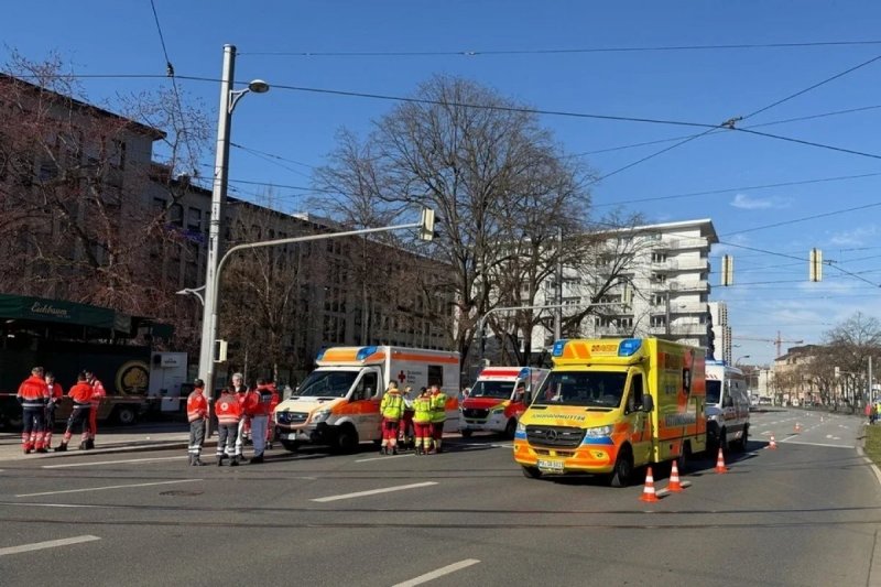 Car plows into crowd in Germany 