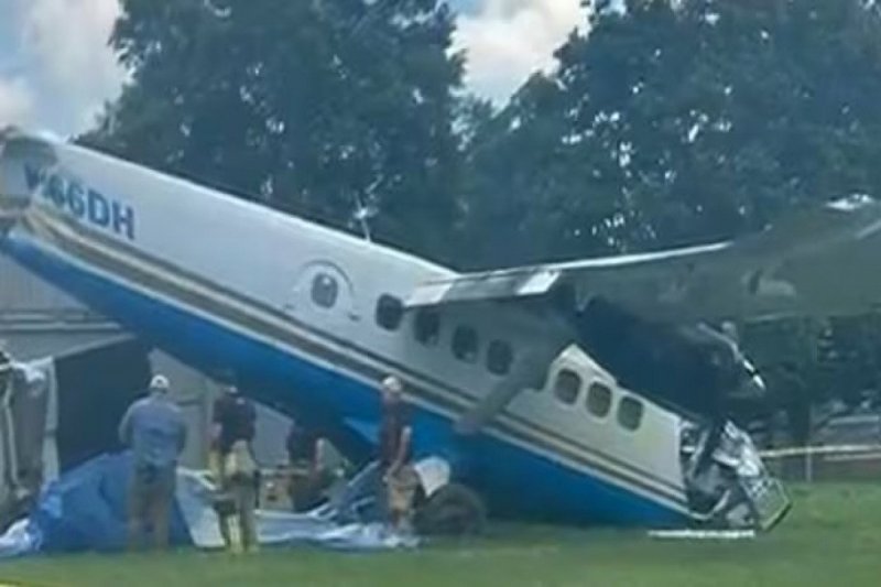 Plane with up to 20 people aboard crashes in Tennessee 