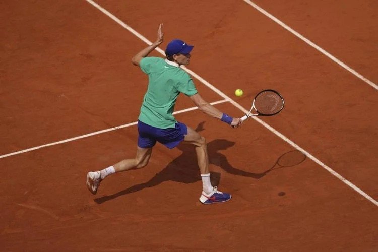Repharse Sinner takes first set 6-4 in French Open final against Alcaraz