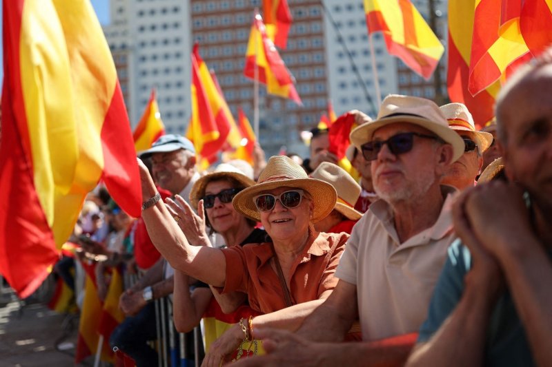 Tens of thousands of people took part in anti-government protest in Madrid 