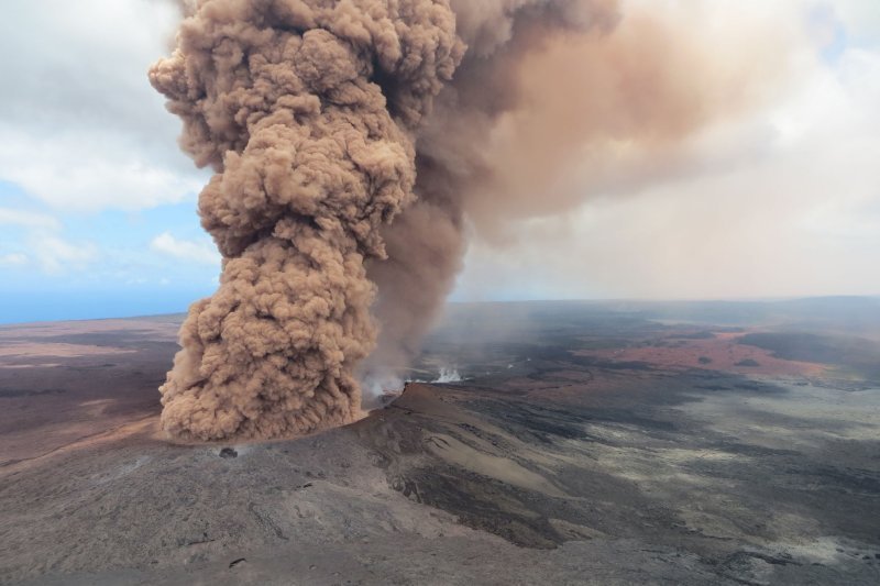 Kilauea volcano shoots lava over 1,000 feet into Hawaiian sky 